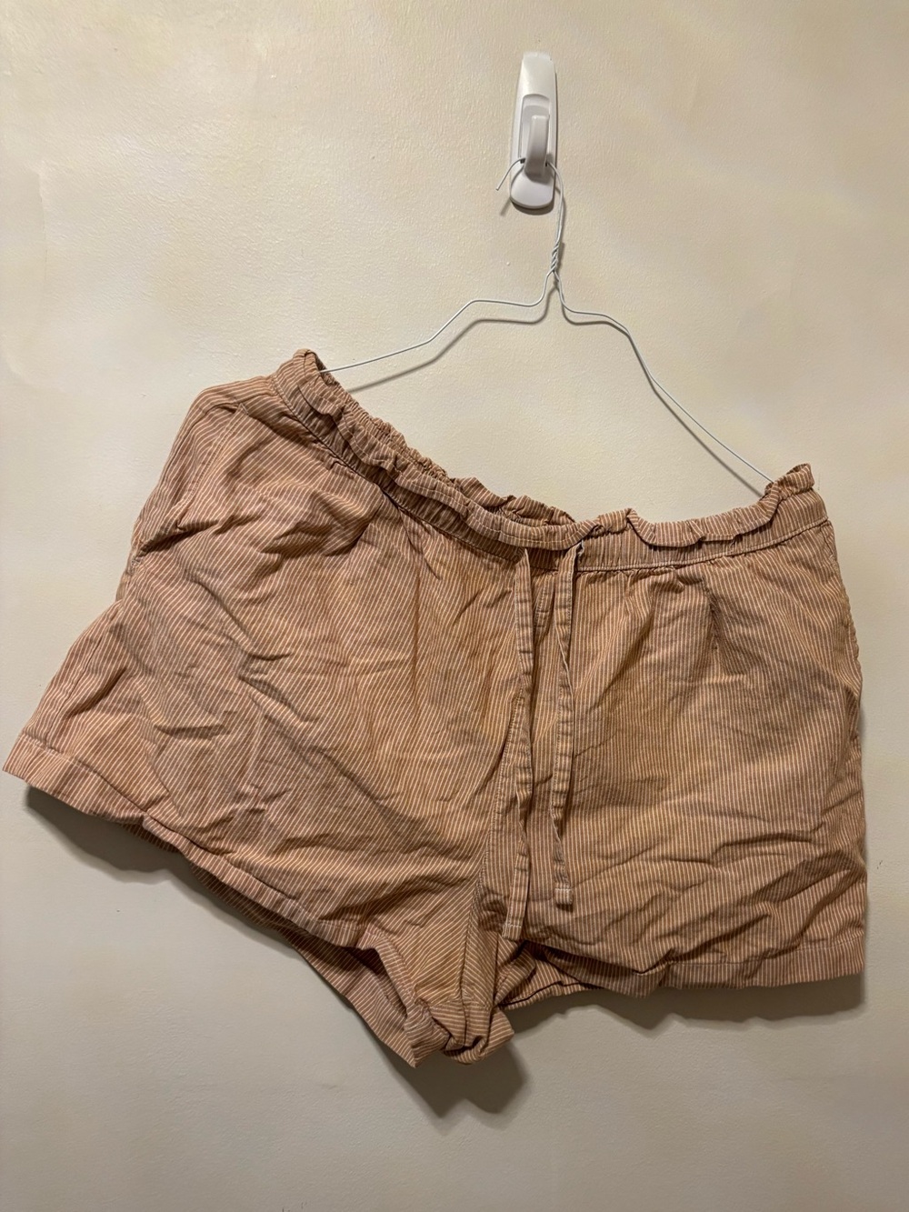 Striped beige linen and cotton Uniqlo shorts